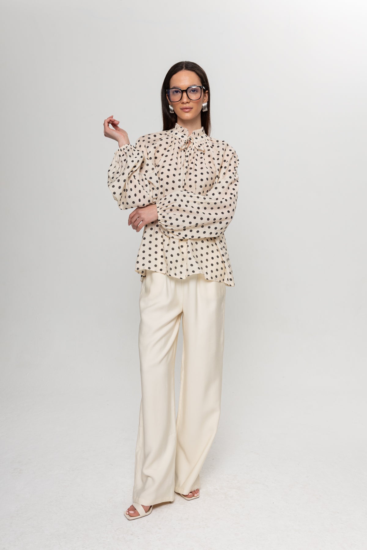 BEJ SİYAH  PUANTEYELİ BLUZ