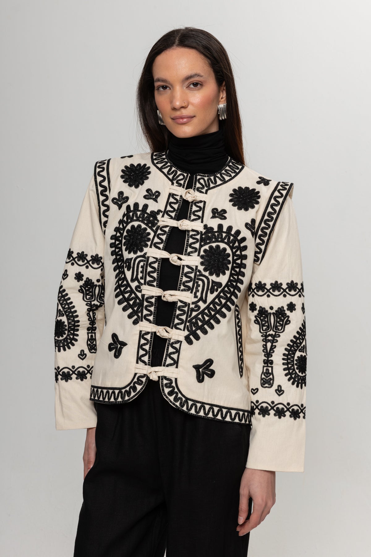 BEJ SİYAH GEÇİŞLİ ÖNDEN BAĞLAMALI GÖMLEK