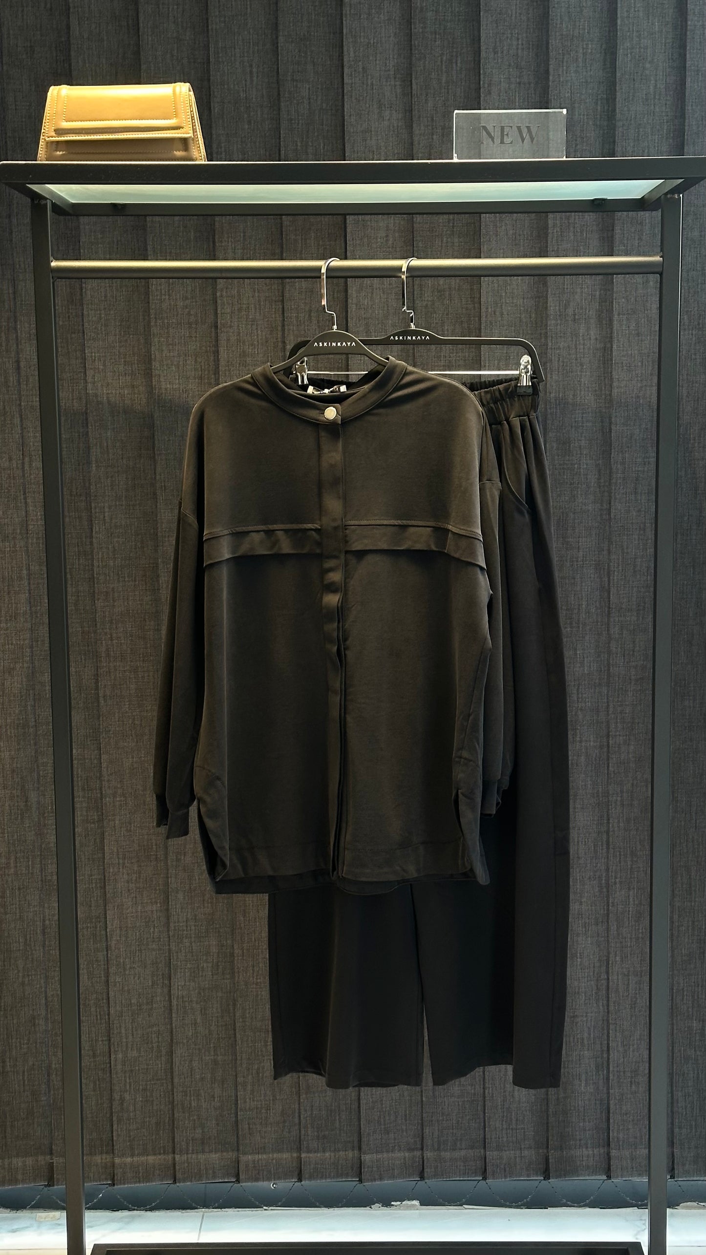 SİYAH GİZLİ DÜĞME DETAYLI HAKİM YAKA PANTOLON TAKIM