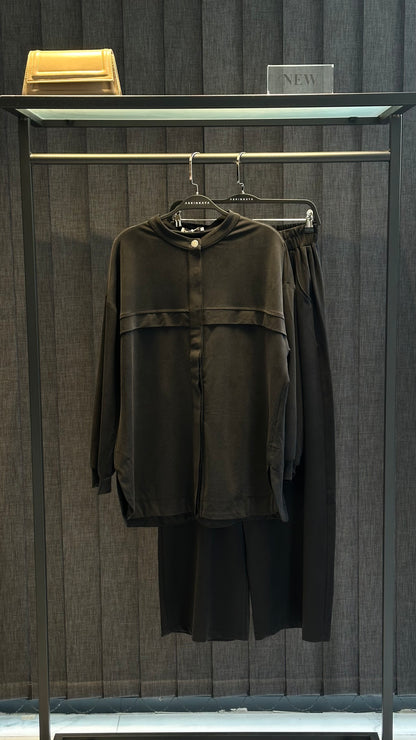 SİYAH GİZLİ DÜĞME DETAYLI HAKİM YAKA PANTOLON TAKIM