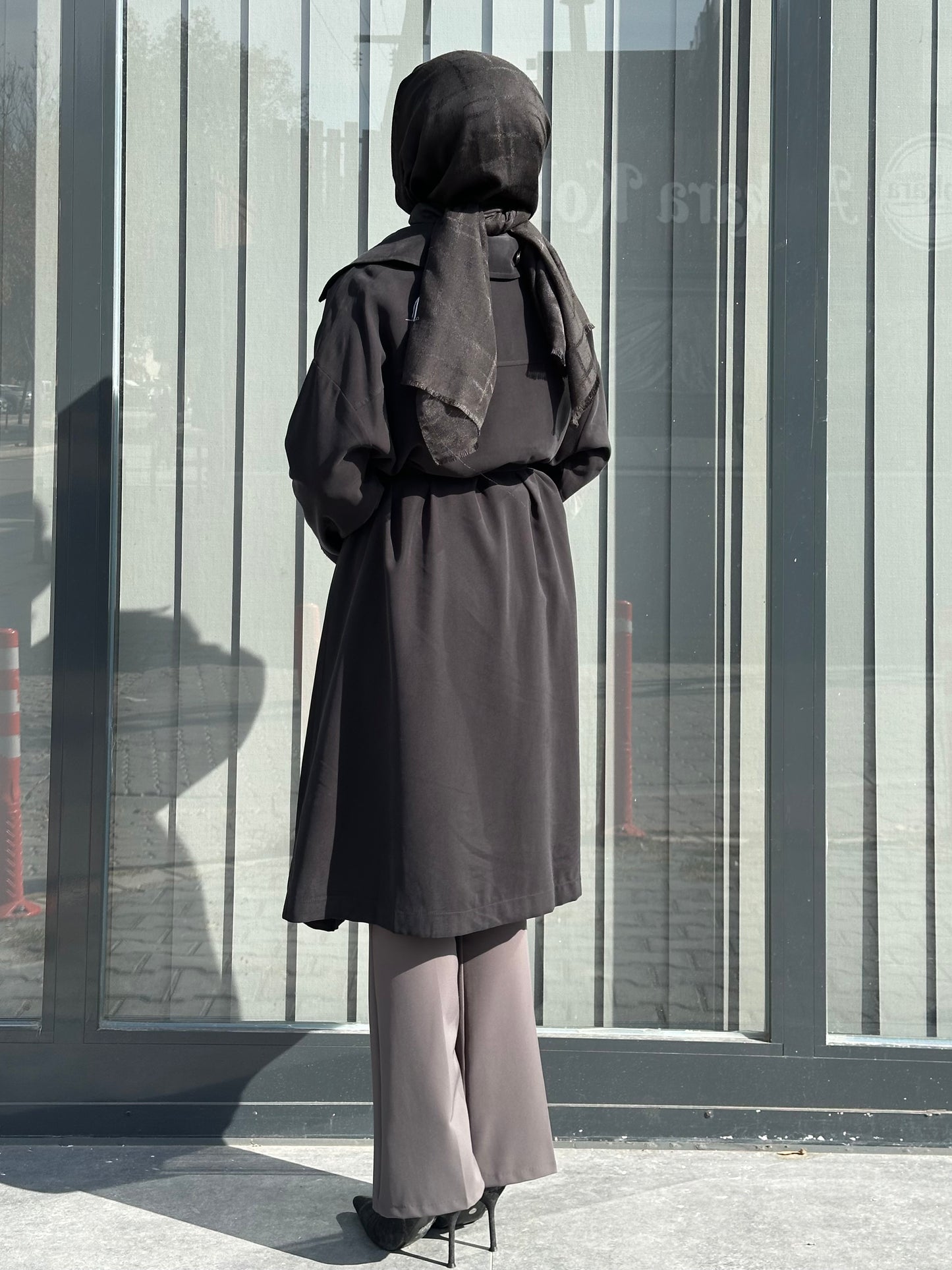 SİYAH KENDİNDEN KEMERLİ KAP