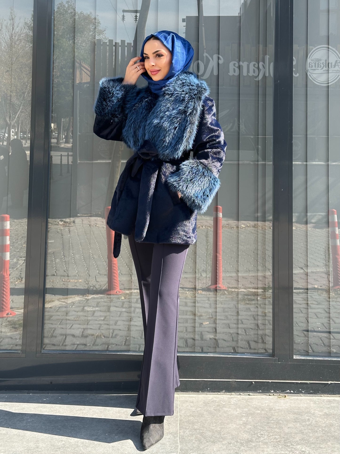 LACİVERT YAKASI VE MANŞET KÜRK DETAYLI MONT