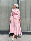 PEMBE KURDELE DETAY ÇİZGİLİ ELBİSE