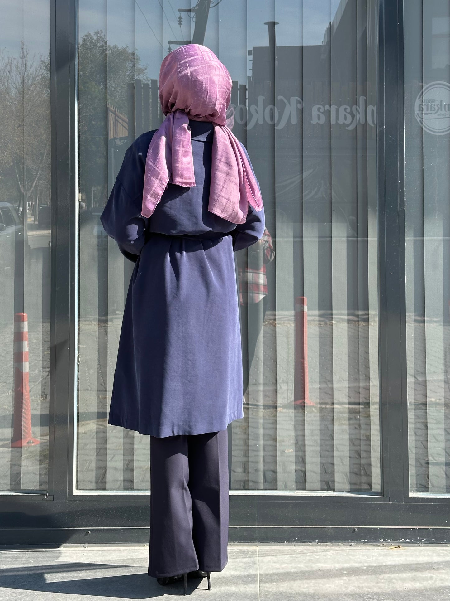 LACİVERT KENDİNDEN KEMERLİ KAP