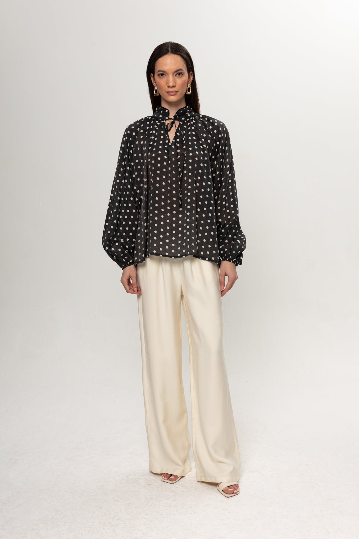 SİYAH BEYAZ PUANTEYELİ BLUZ