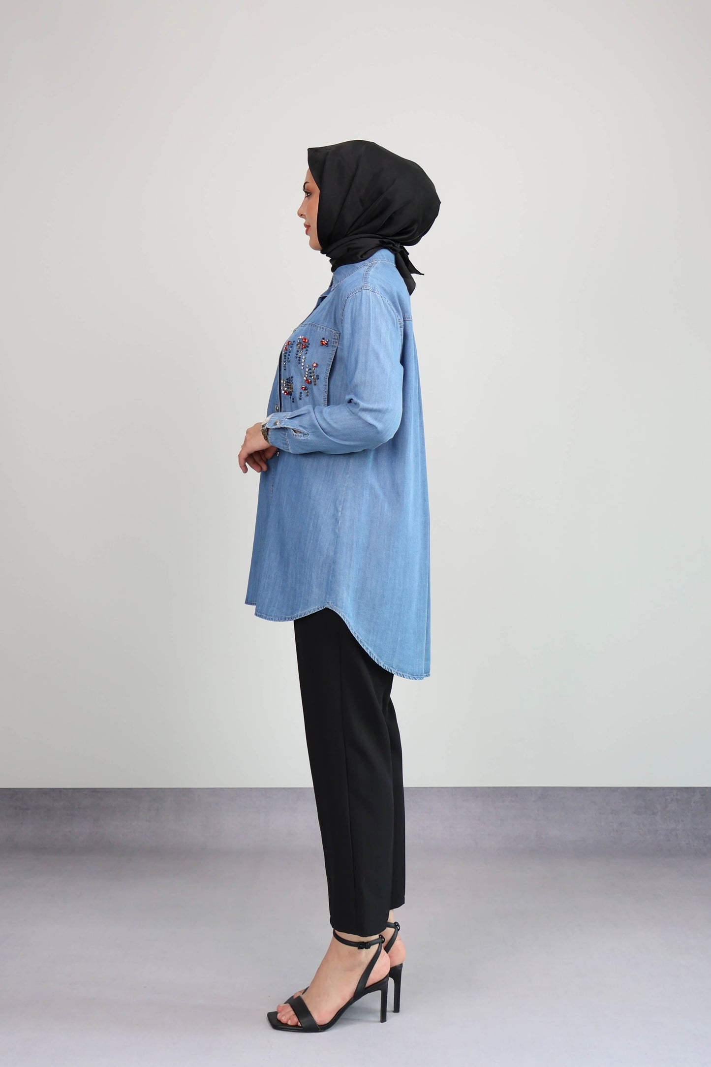 AÇIK DENIM RENKLİ TAŞ DETAY TENCEL GÖMLEK