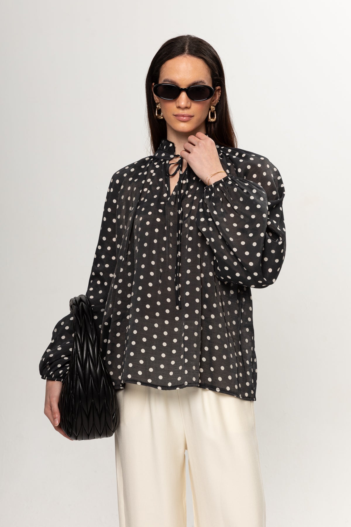 SİYAH BEYAZ PUANTEYELİ BLUZ