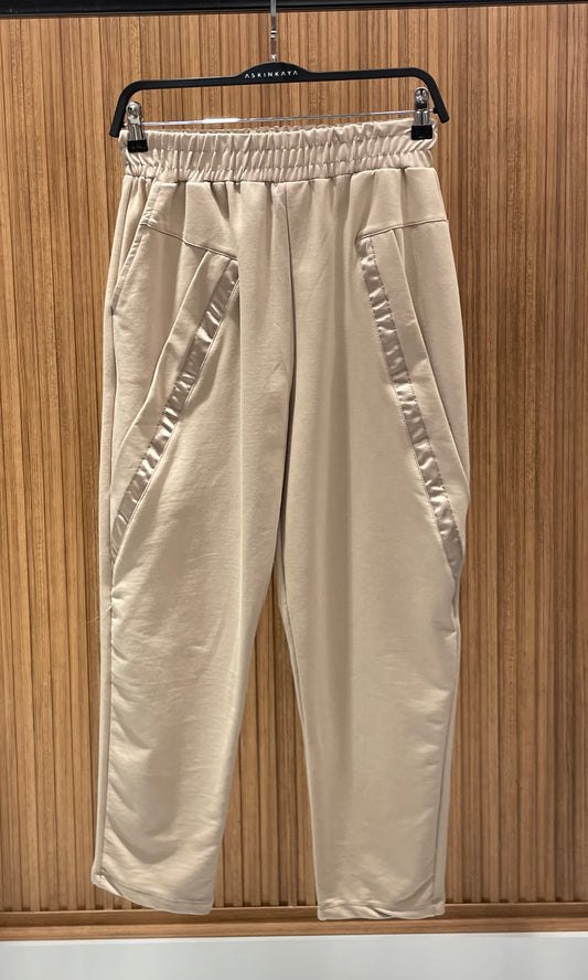 BEJ ŞERİT DETAYLI PANTOLON