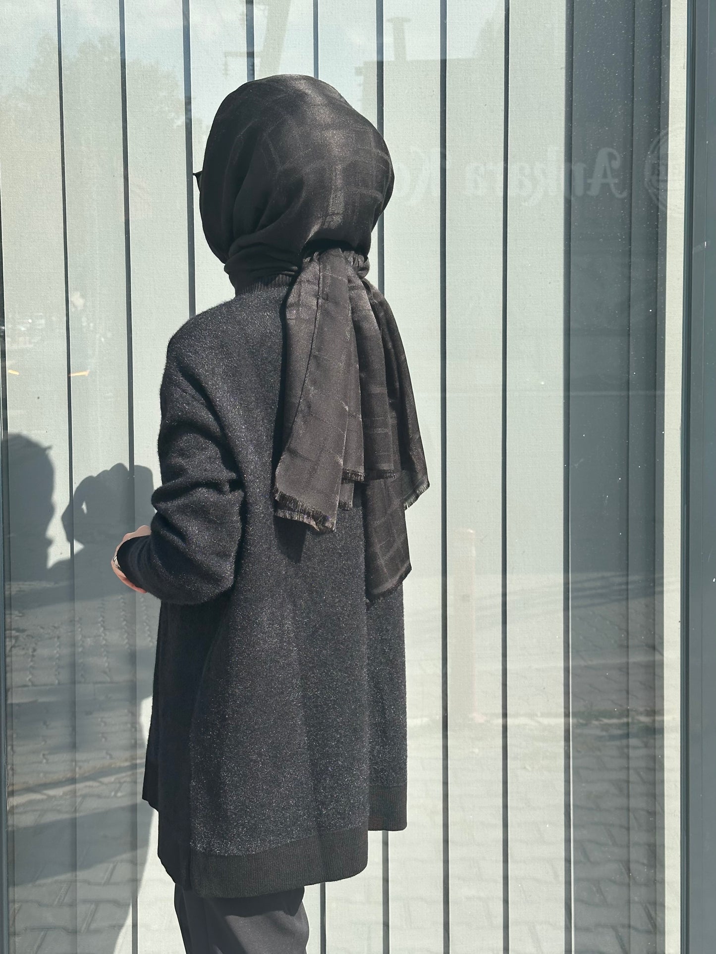 SİYAH ÖNDEN DÜĞMELİ ANGORA HIRKA