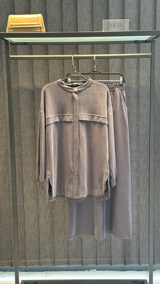 ANTRASİT GİZLİ DÜĞME DETAYLI HAKİM YAKA PANTOLON TAKIM