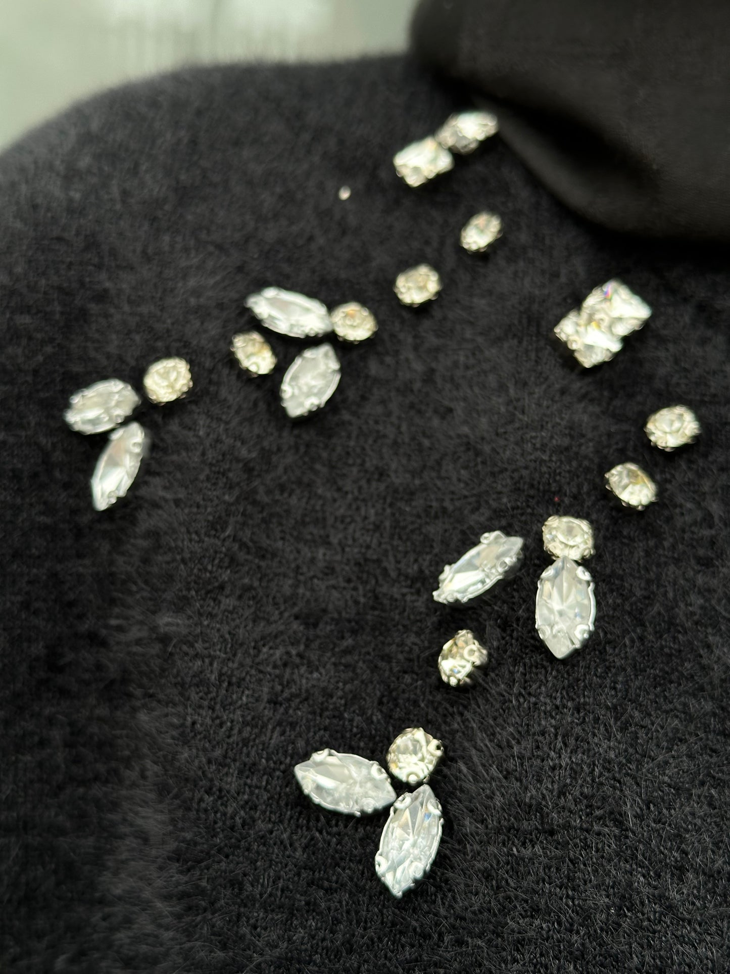 SİYAH ÖNÜ TAŞLI ANGORA KAZAK