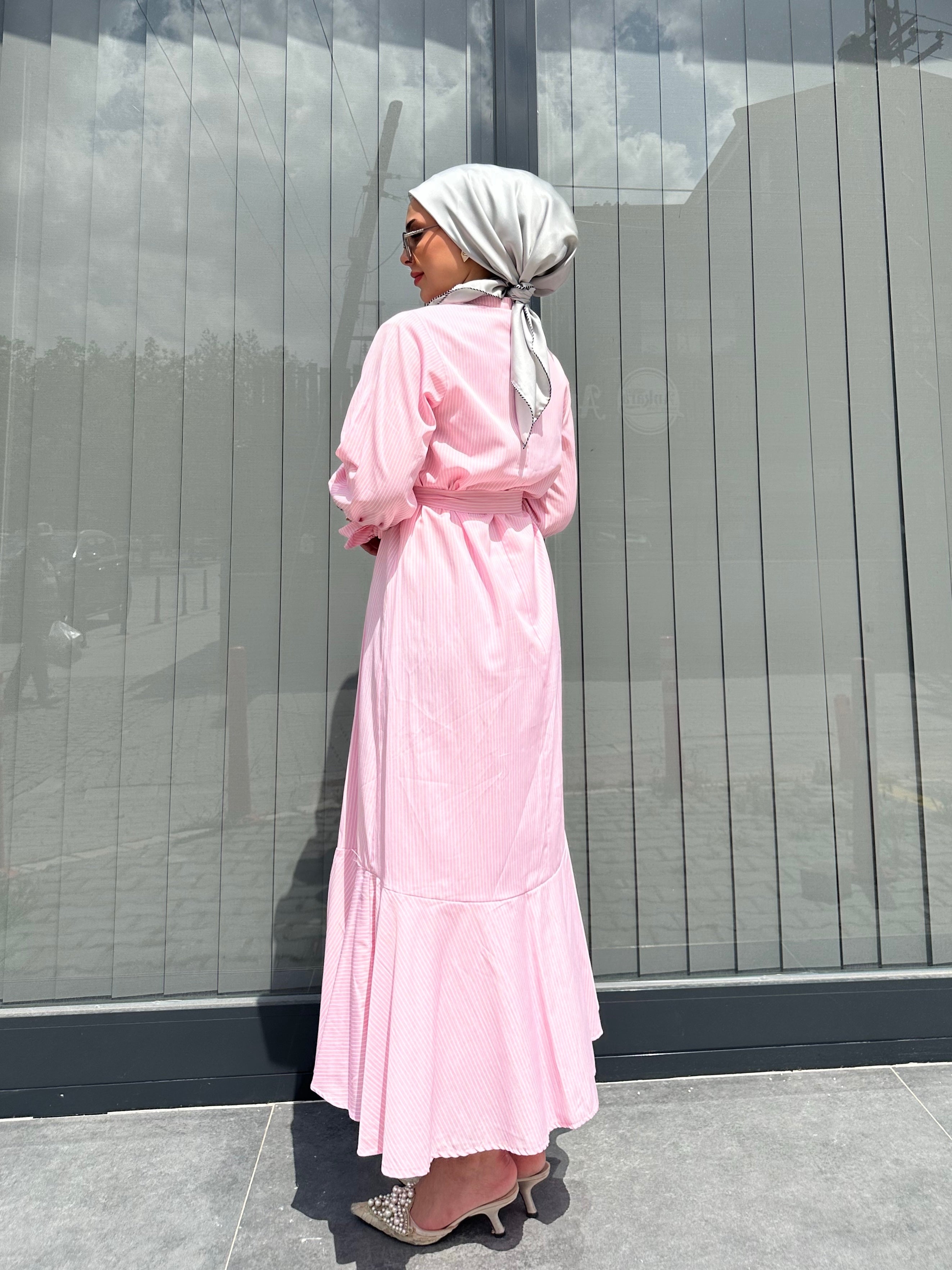 PEMBE KURDELE DETAY ÇİZGİLİ ELBİSE
