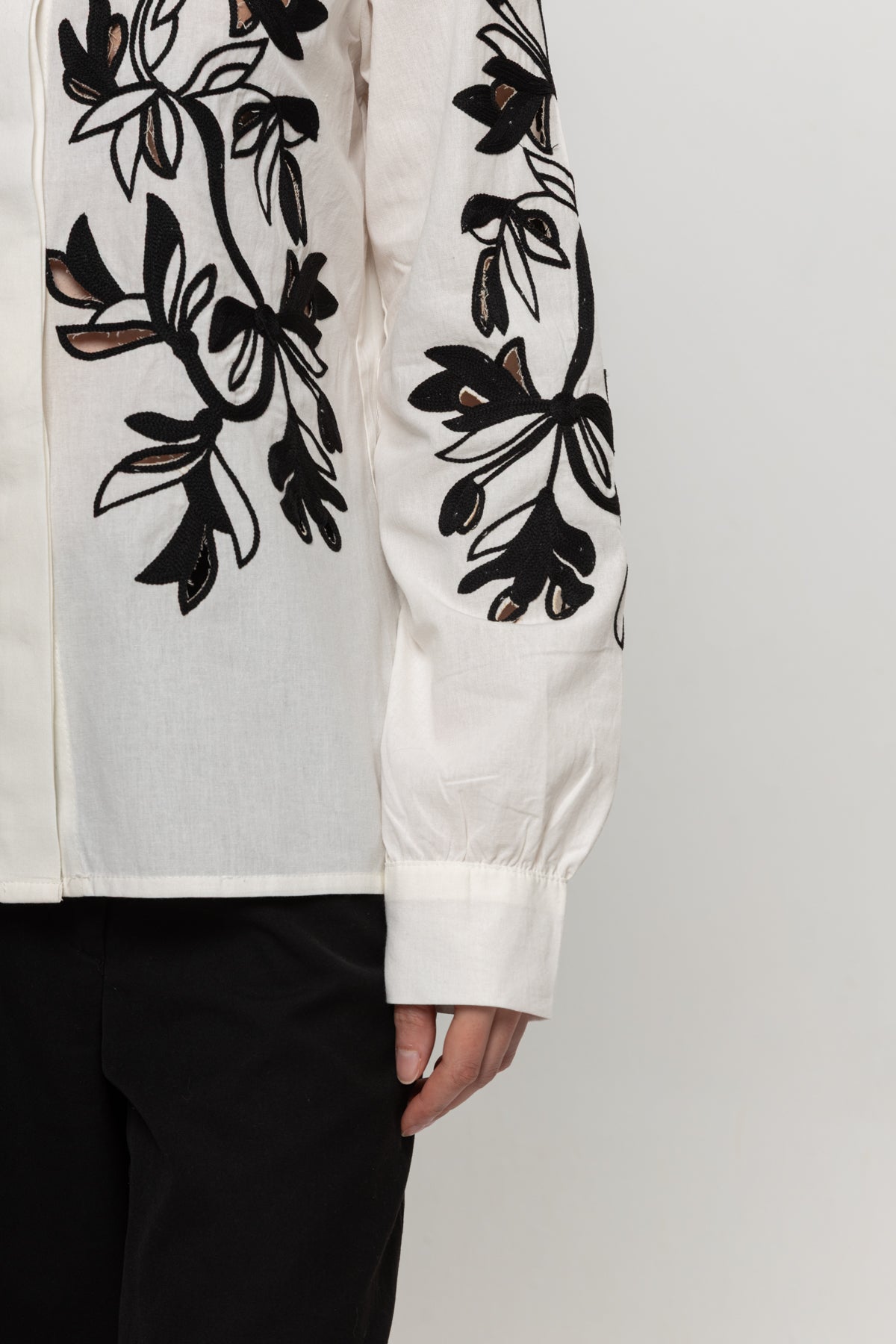 BEYAZ ÖNÜ SİYAH ÇİÇEKLİ GÖMLEK
