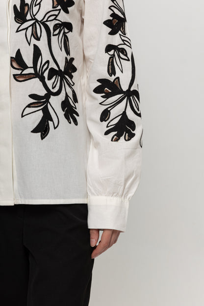 BEYAZ ÖNÜ SİYAH ÇİÇEKLİ GÖMLEK