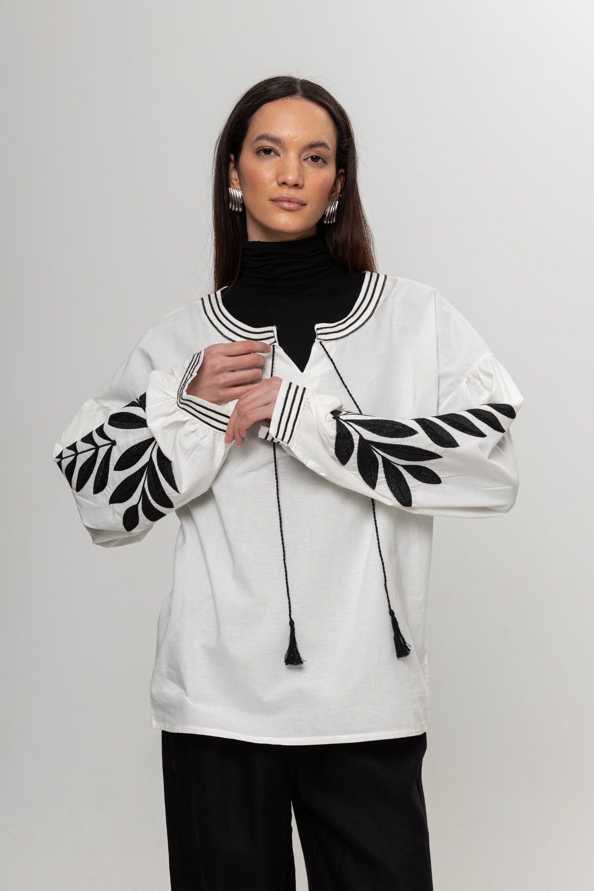 BEYAZ  KOLLARI SİYAHLI BLUZ