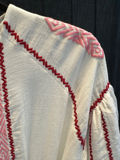 EKRU SIFIR YAKA PEMBE İŞLEMELİ ELBİSE