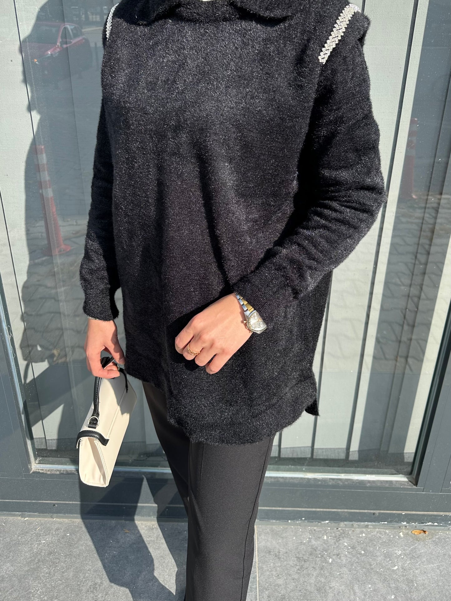 SİYAH OMUZLARI TAŞLI ANGORA KAZAK