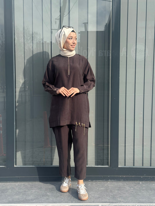 KAHVE ÖNDEN FERMUARLI VE ZİNCİR DETAY PANTOLON TAKIM