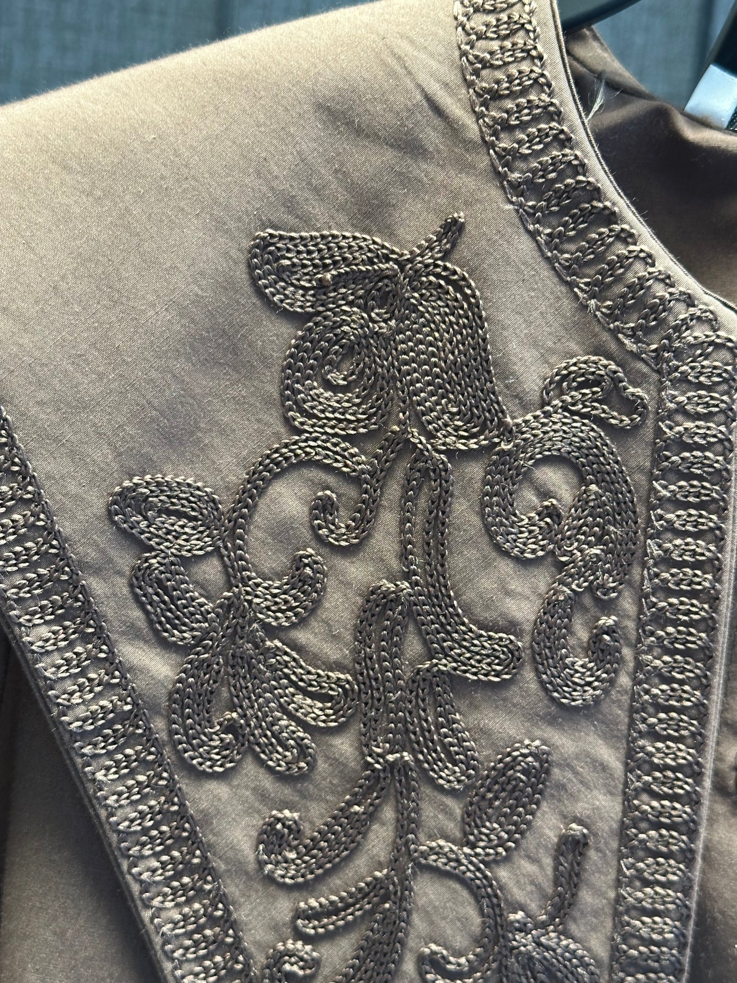 KAHVE GENİŞ YAKA FİSTO DETAYLI GÖMLEK